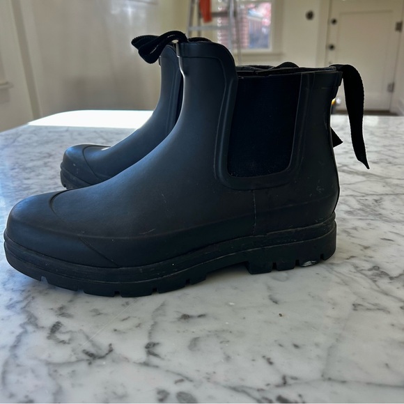 Everlane Chelsea Rain Boots in black | size 8 - Picture 3 of 8